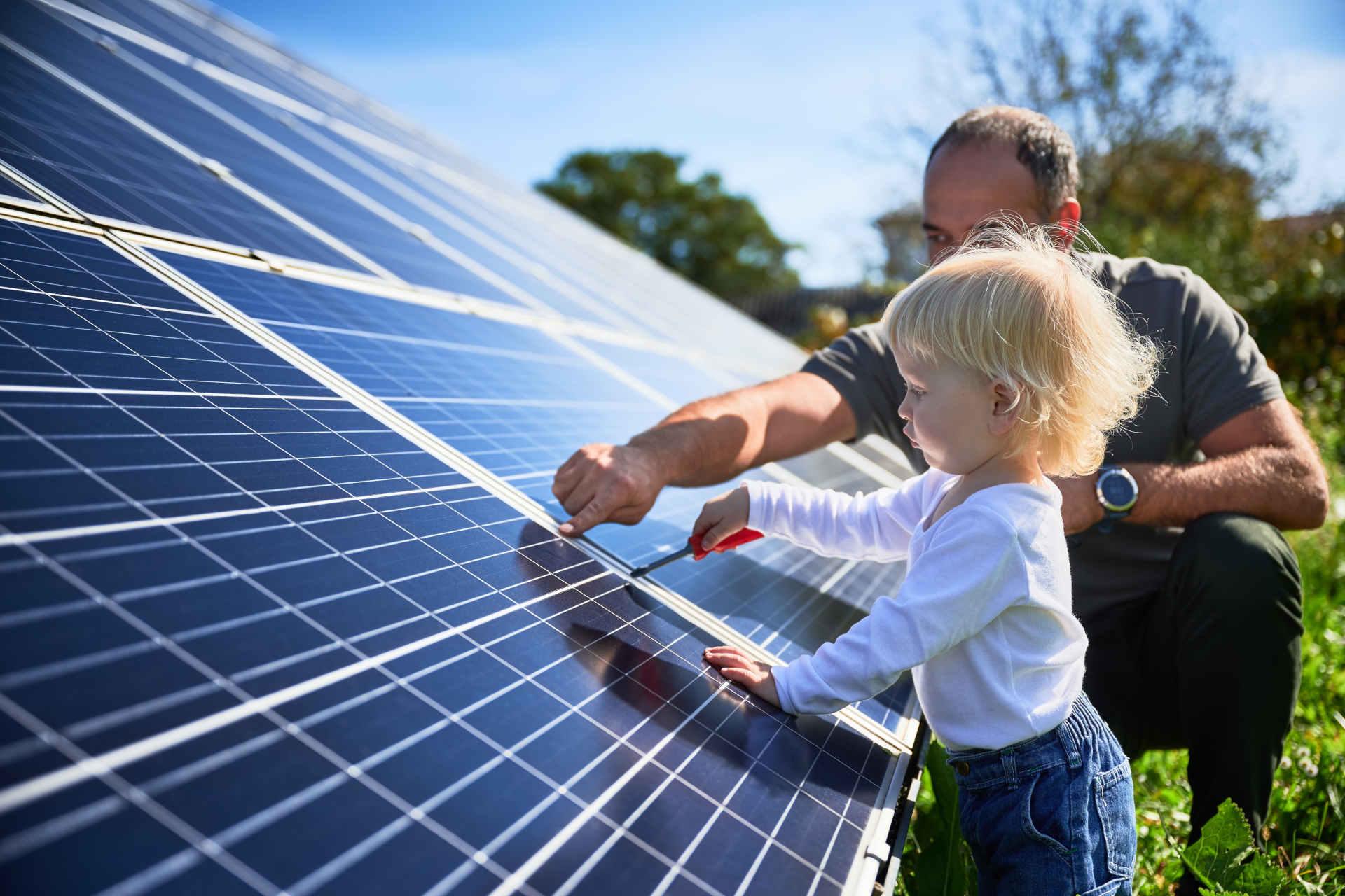 Photovoltaikanlage in Waldshut Tiengen - Vater zeigt Kind Solarzellen